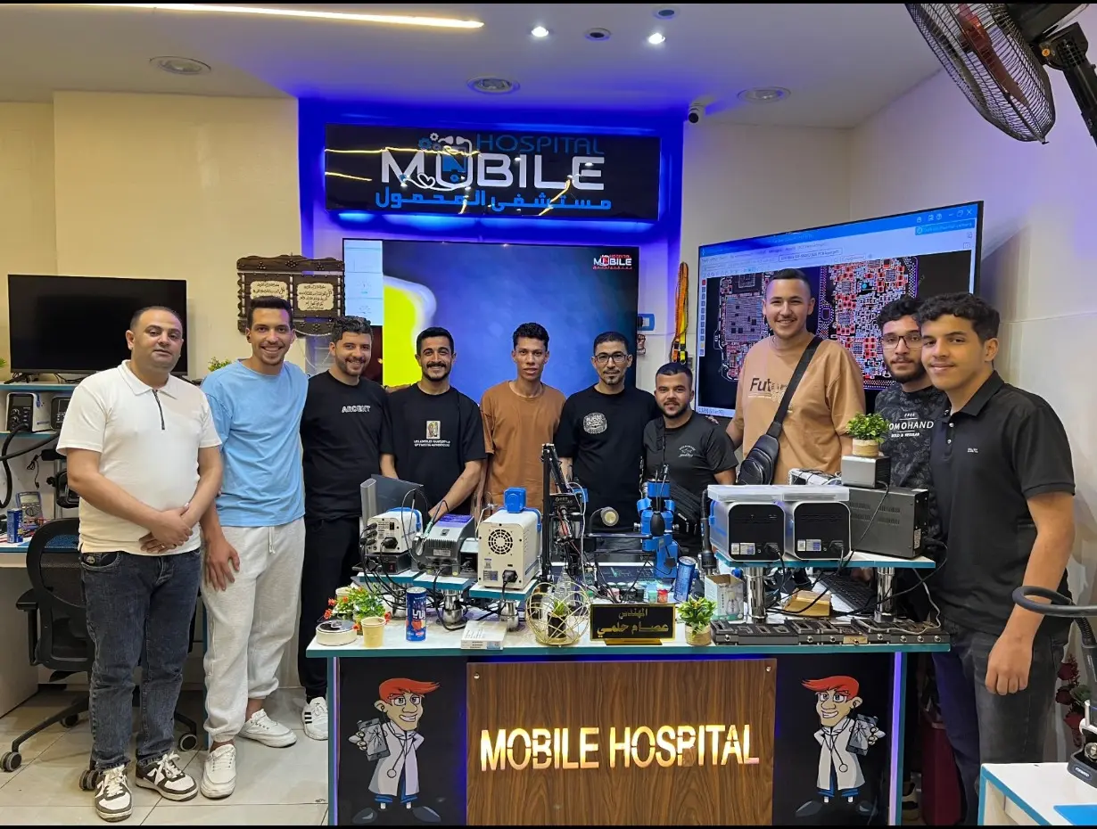 فريق Mobile Hospital والمتدربون أمام معدات صيانة الموبايل
